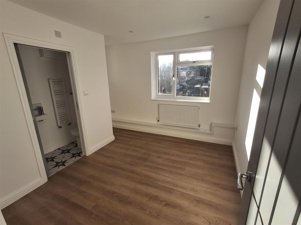 Property photo 3 of 7 Bed 1.Jpg