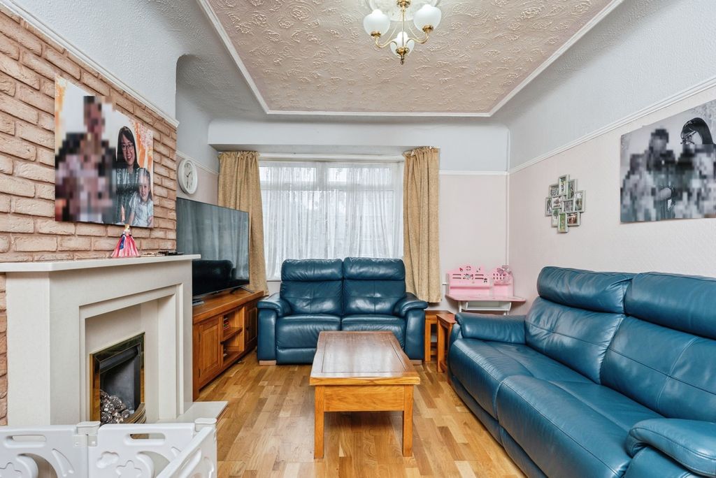 Property photo 2 of 17 Lounge