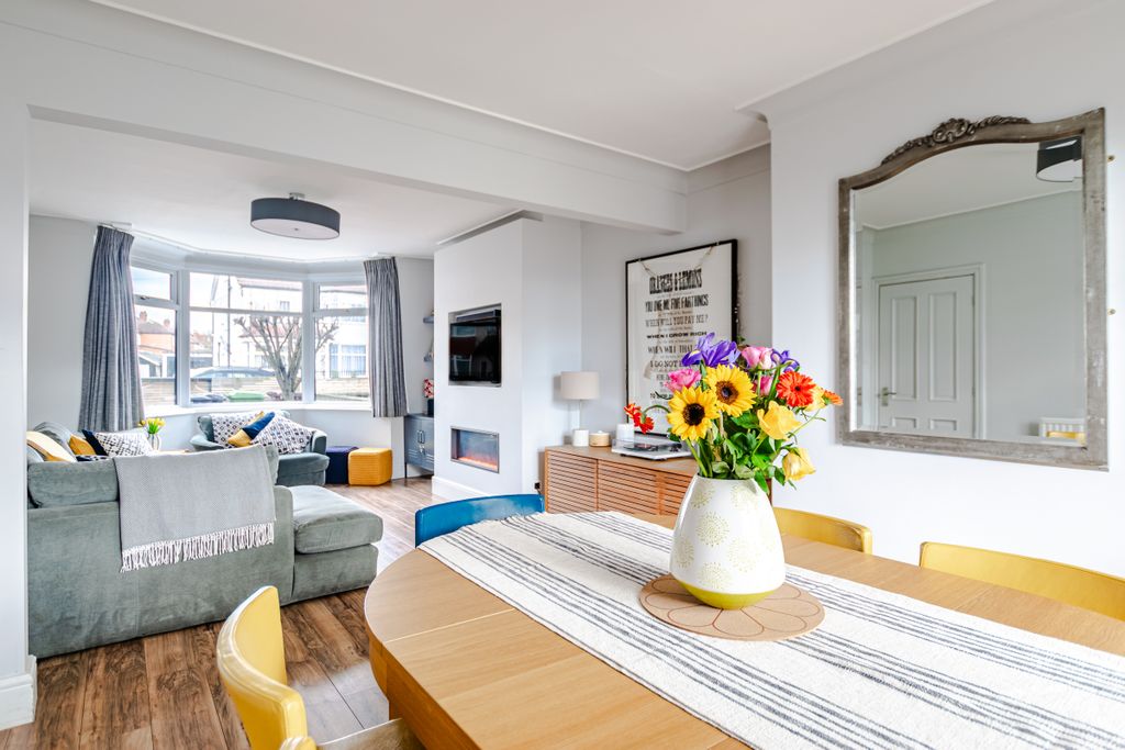 Property photo 2 of 30 Lounge1