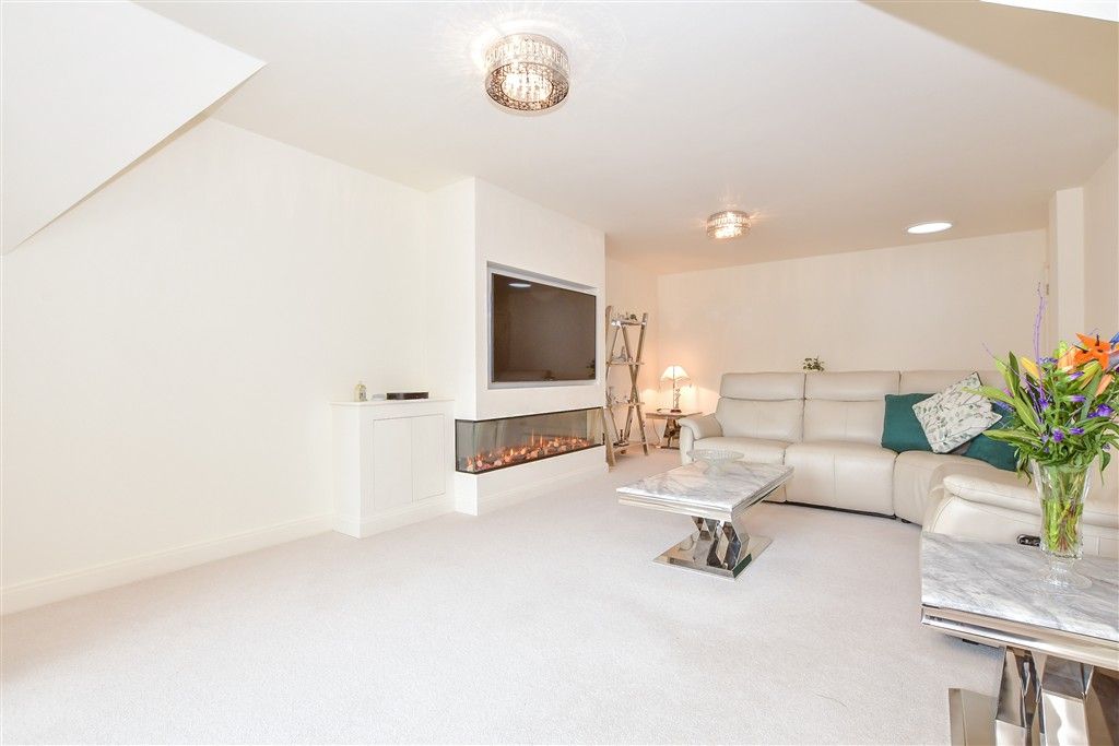 Property photo 3 of 15 Lounge