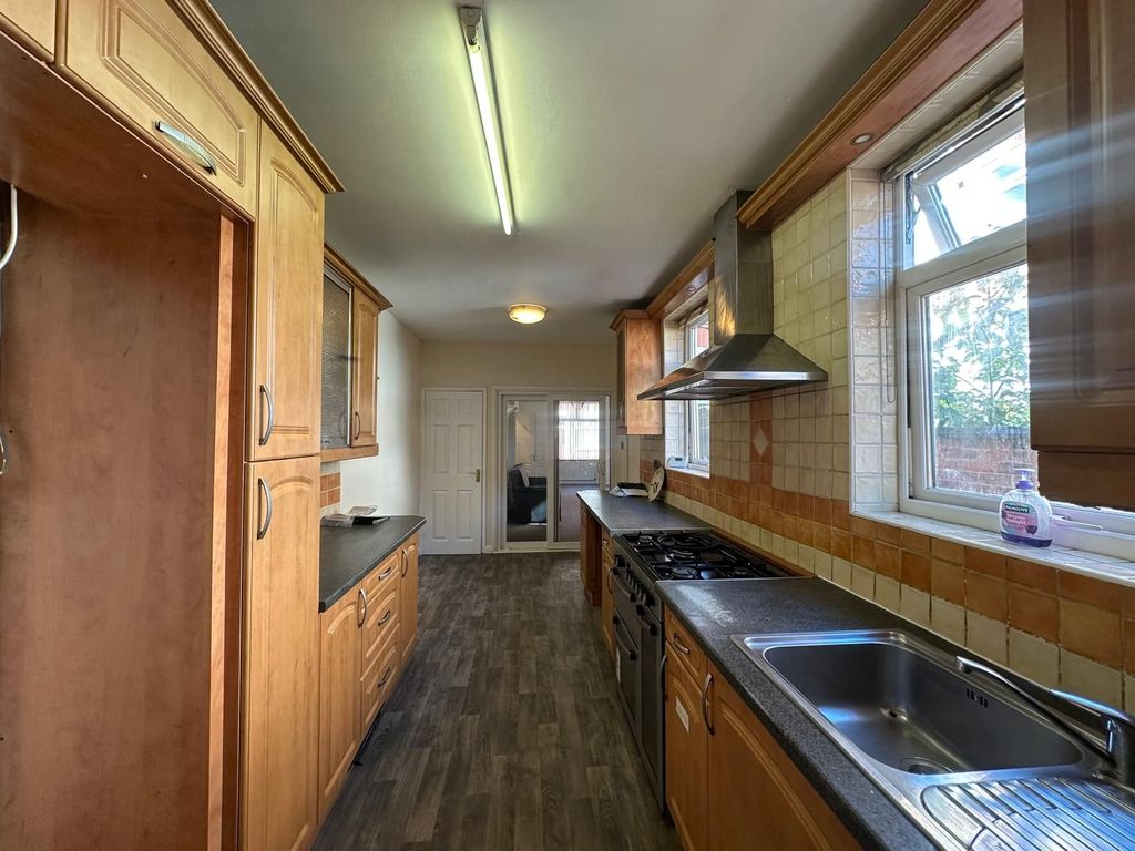 Property photo 2 of 28