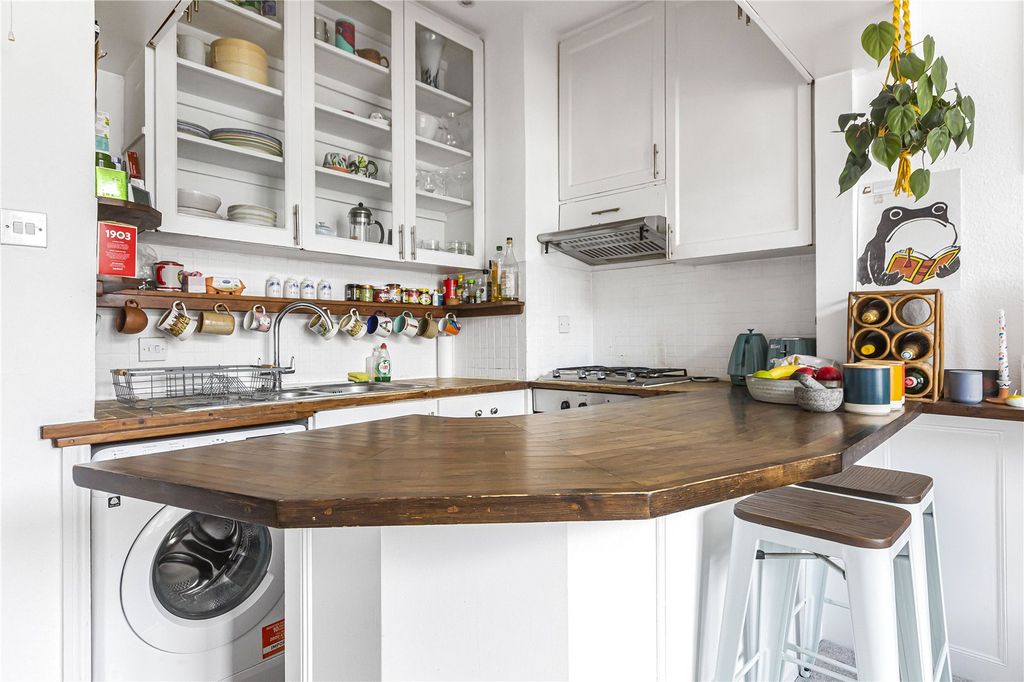 Property photo 3 of 11 Kitchen