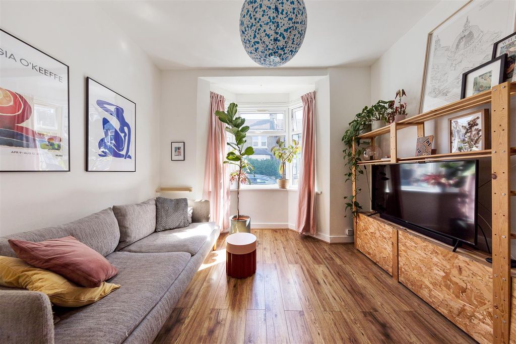 Property photo 2 of 33 Eleanor Road, E15