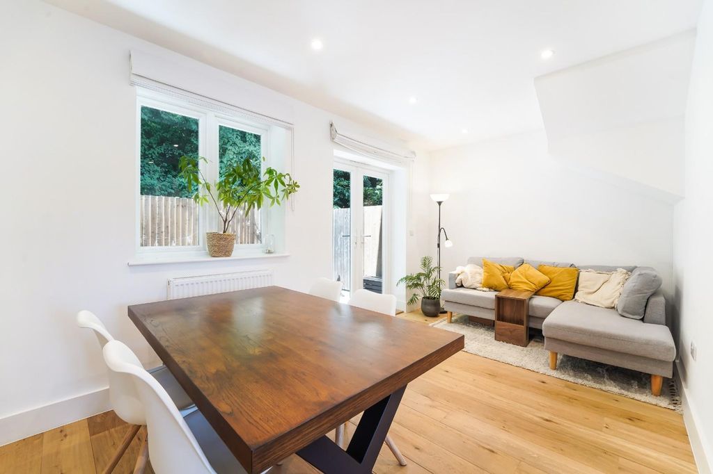 Property photo 2 of 14 Tadorne Terrace