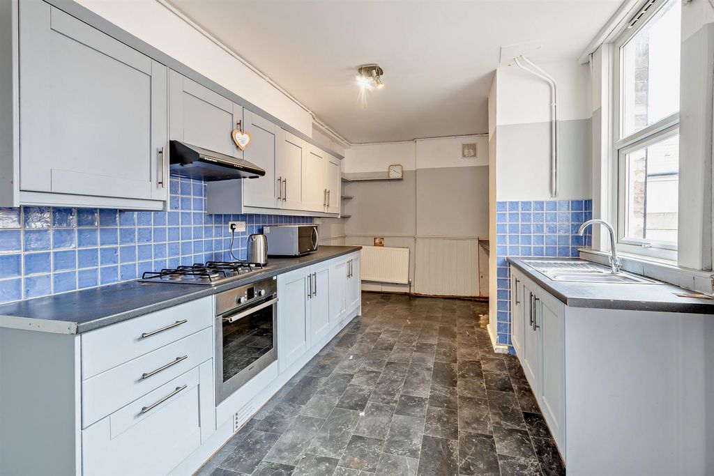 Property photo 2 of 11 8671455-Interior08-800.Jpg