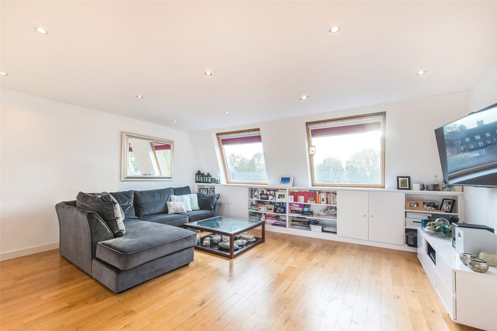 Property photo 3 of 11 Reception Area