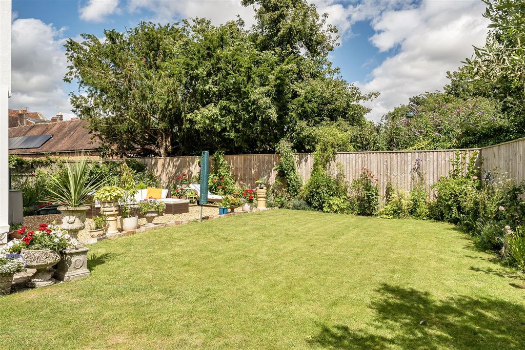 Property photo 2 of 25 Garden