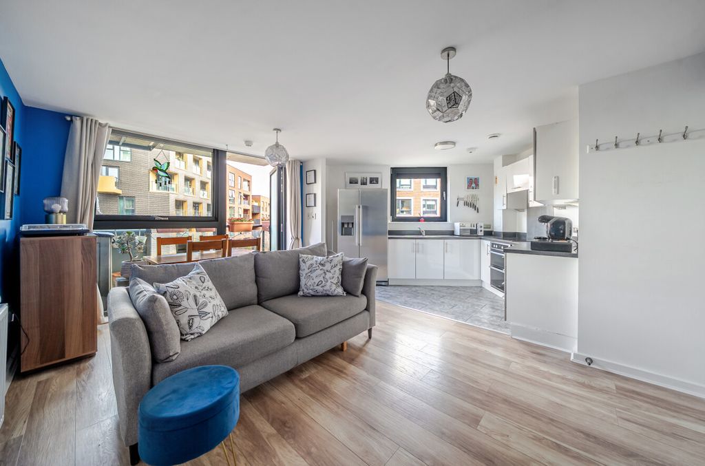 Property photo 2 of 18 1511690-15-6A8815...