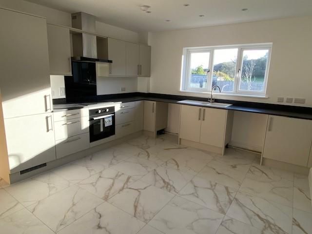 Property photo 2 of 11 Kitchen/Dining Room
