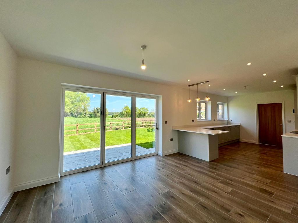 Property photo 3 of 20 Dining Area