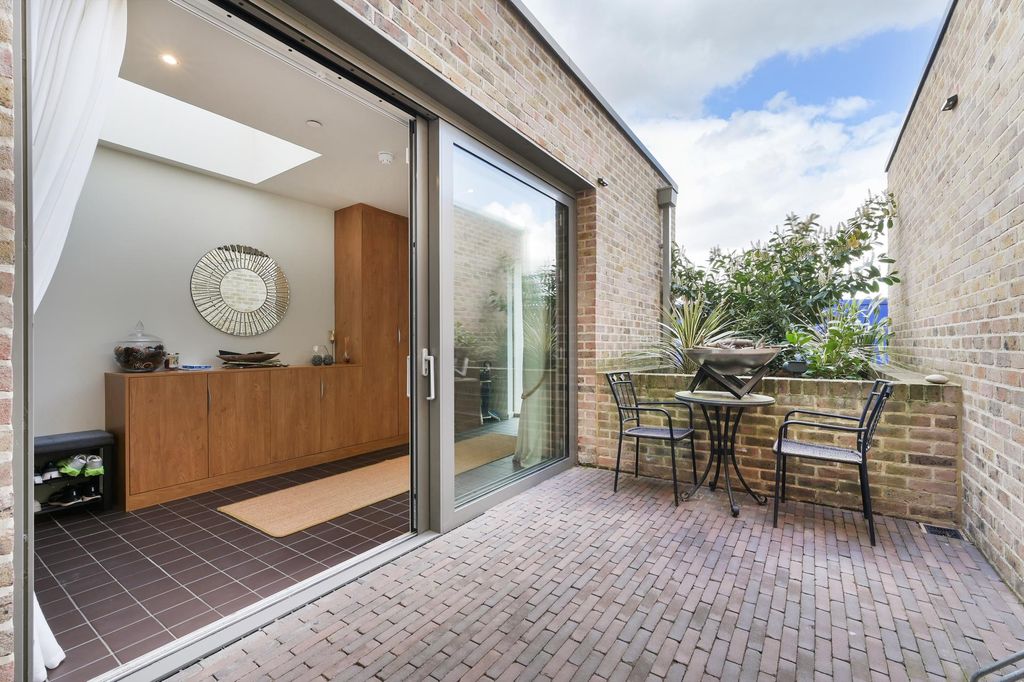 Property photo 3 of 18