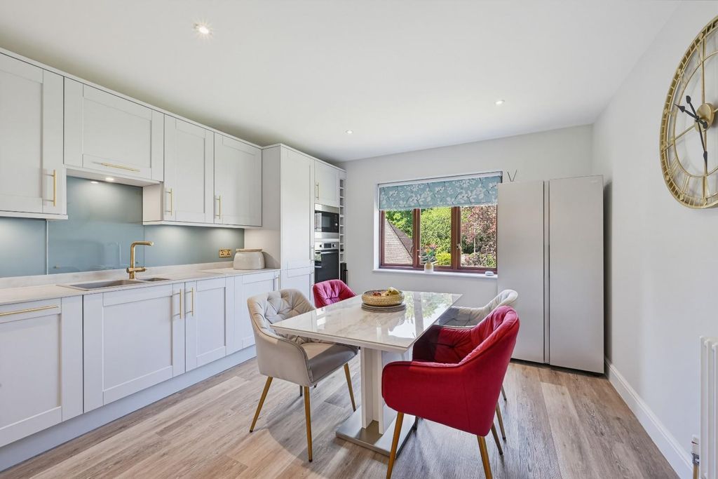 Property photo 3 of 14 Petersmead Close