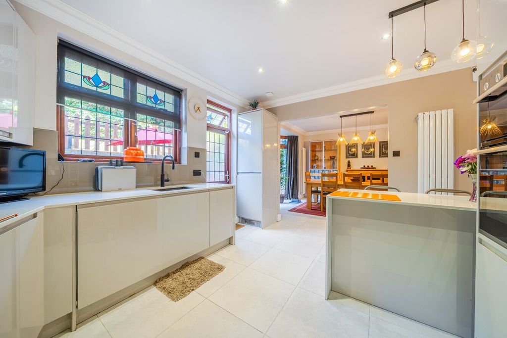 Property photo 2 of 26 1498567-14-6A6Ccf...