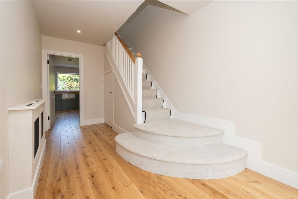 Property photo 2 of 40
