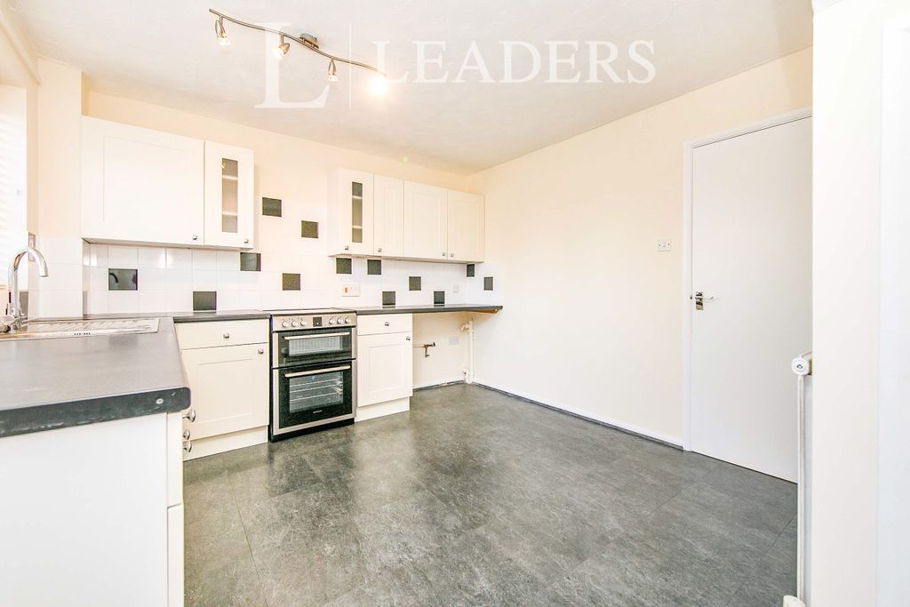 Property photo 3 of 10 Kitchen