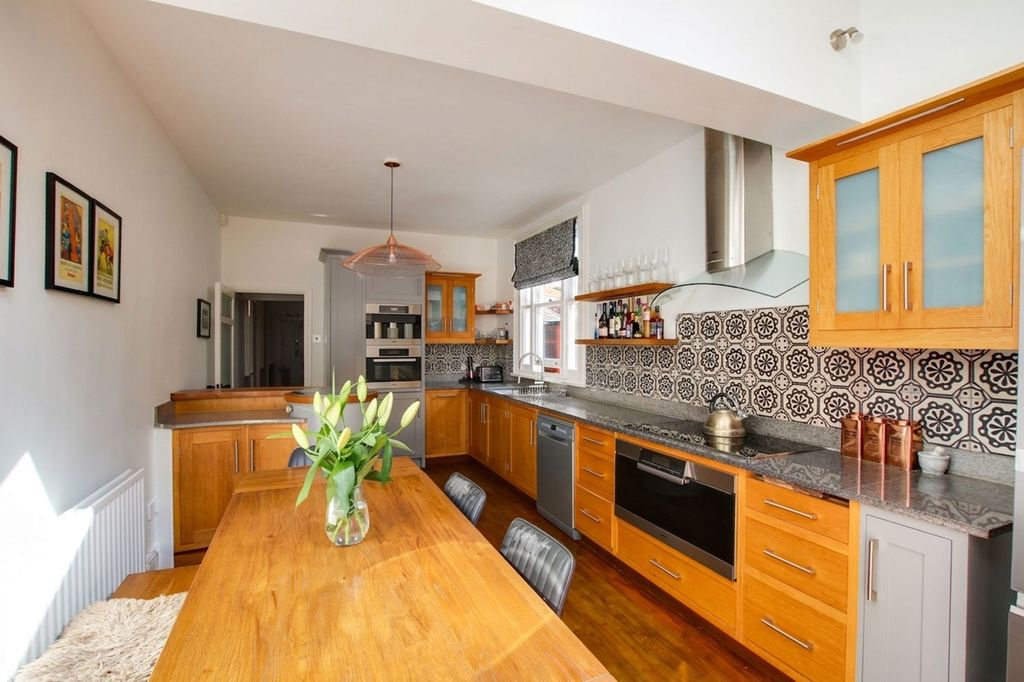 Property photo 2 of 53