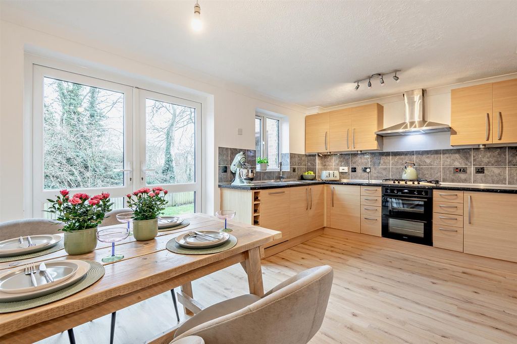 Property photo 2 of 17 8675734-Interior02-800.Jpg