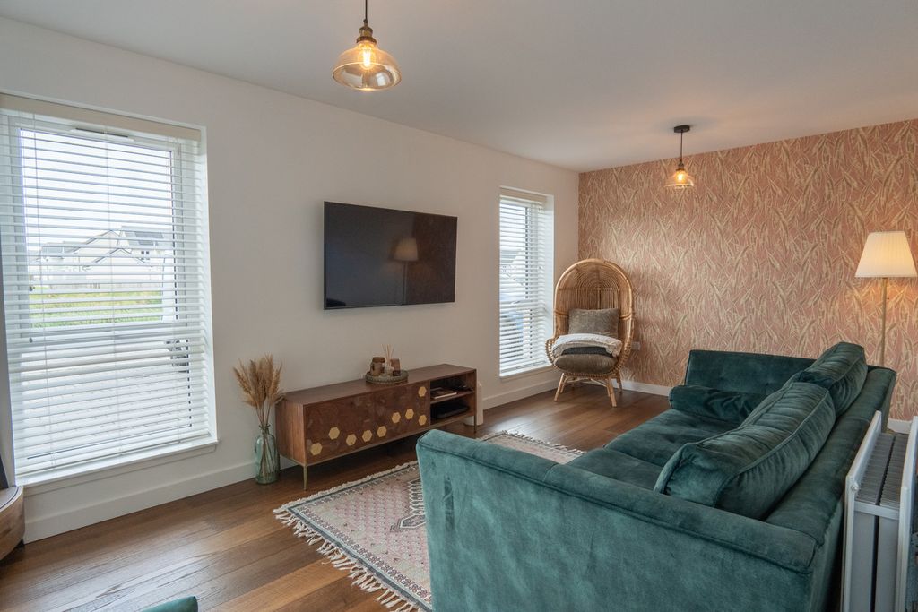 Property photo 2 of 31