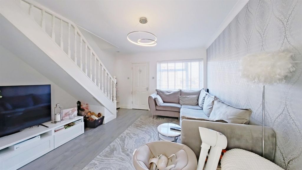 Property photo 3 of 12 Lounge