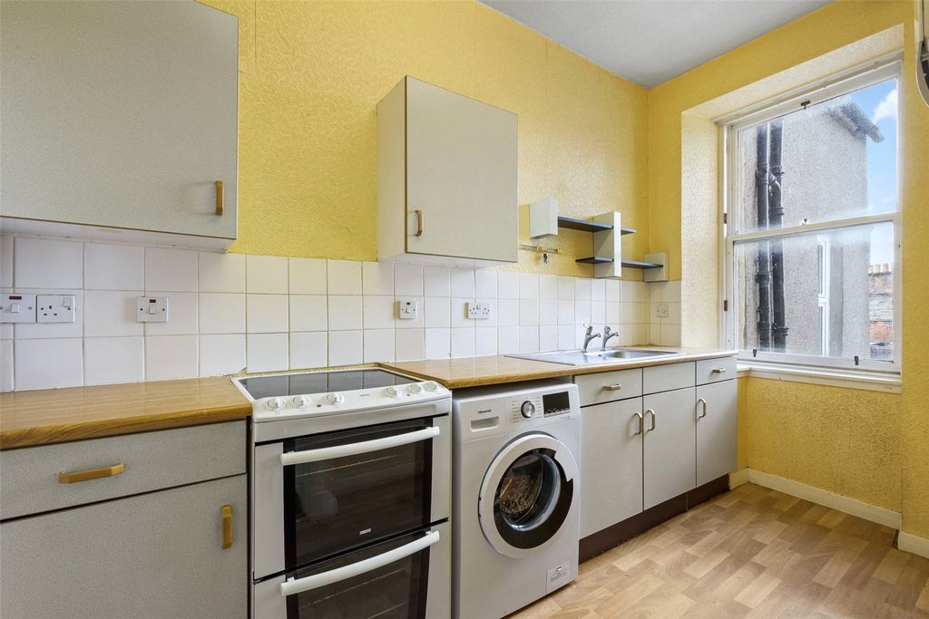 Property photo 3 of 11 Kitchen