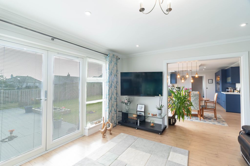 Property photo 2 of 35 Lounge