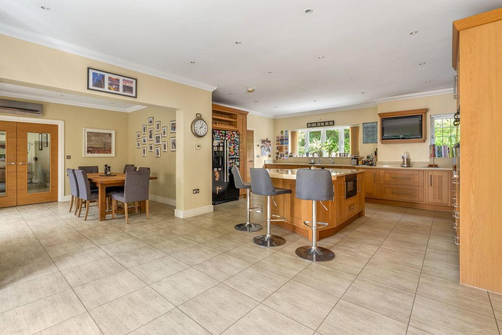 Property photo 2 of 30