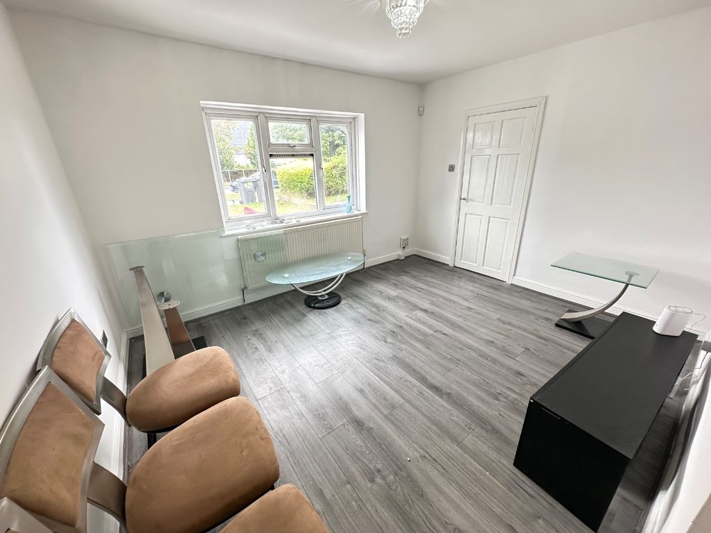 Property photo 2 of 11 4451152