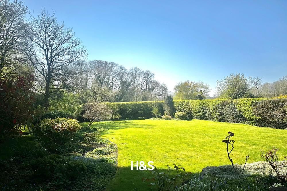 Property photo 3 of 17 Garden.Jpg