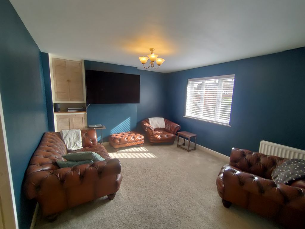 Property photo 3 of 9 Lounge