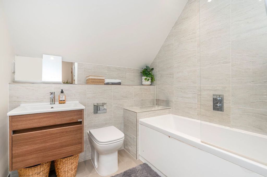 Property photo 3 of 9 Bathroom