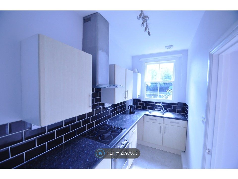 Property photo 3 of 10 Kitchen