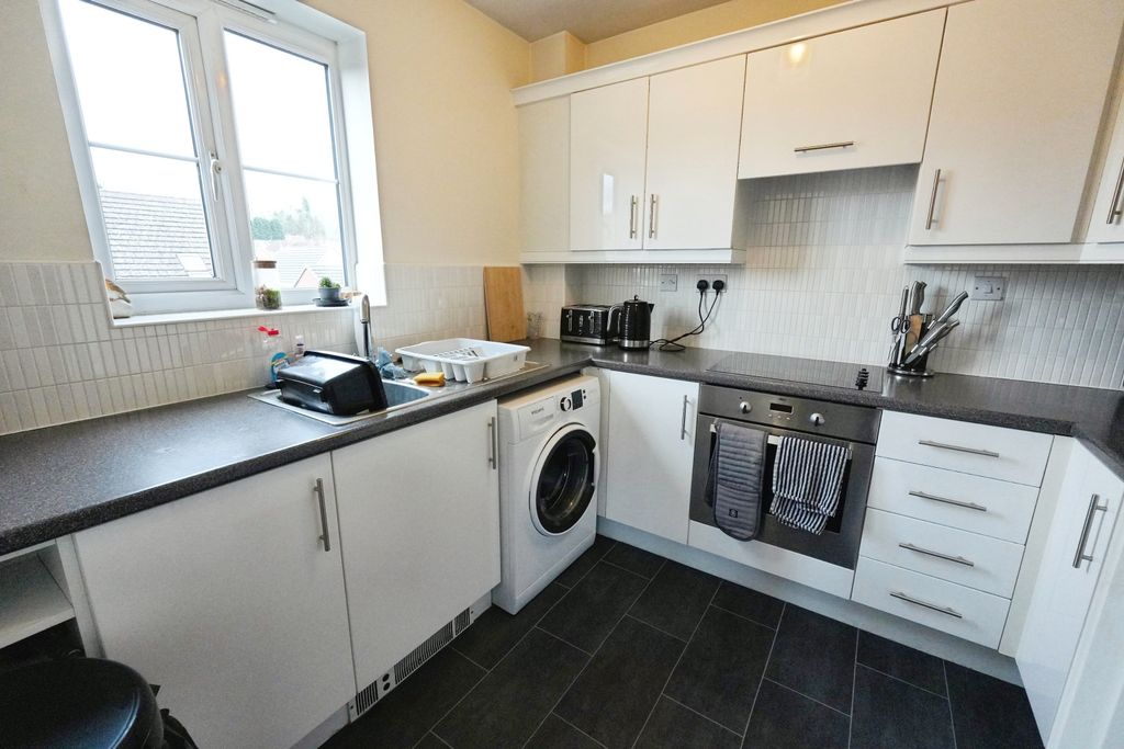 Property photo 3 of 10 Kitchen