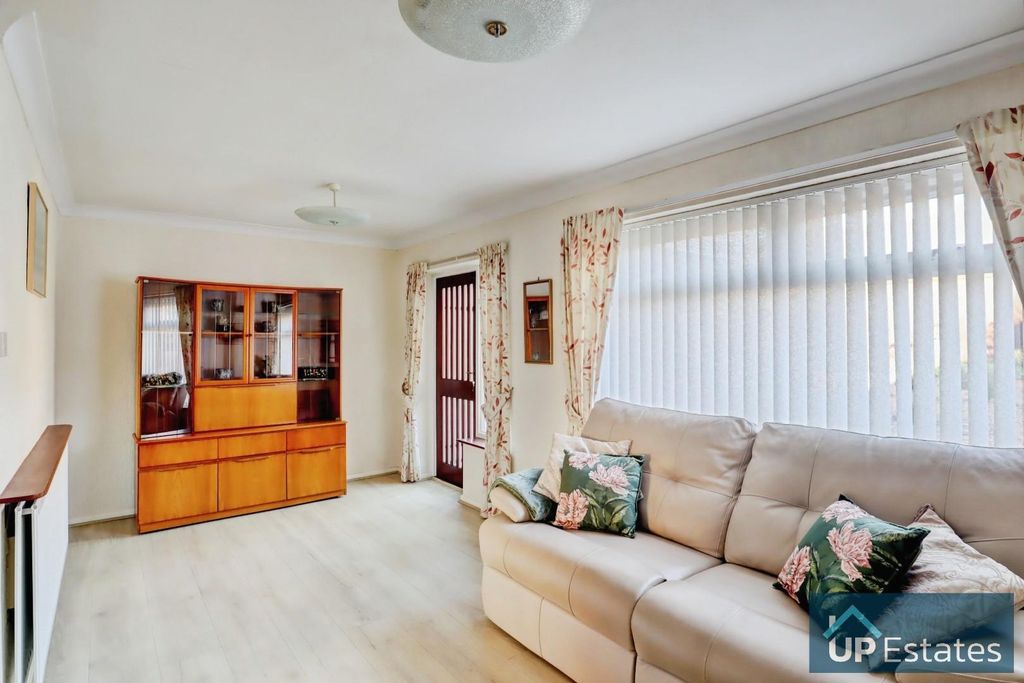 Property photo 3 of 13 Living/ Dining Area