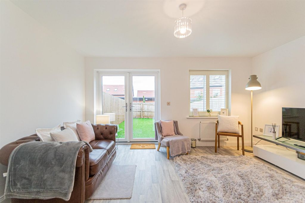 Property photo 3 of 22 Lounge