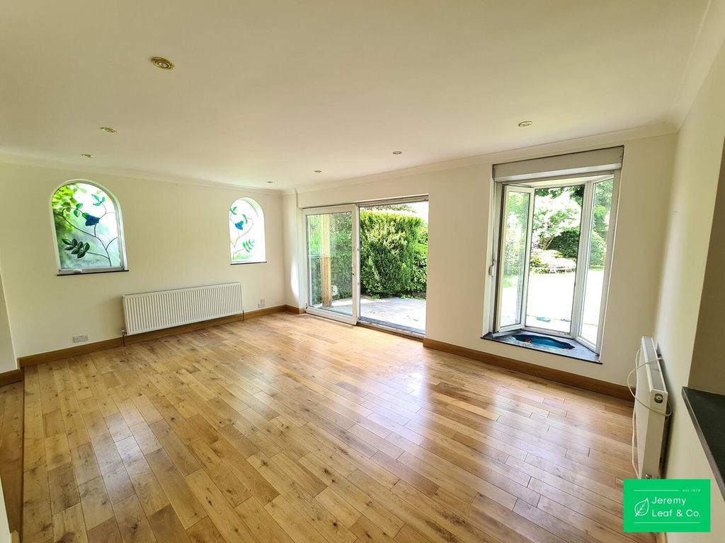 Property photo 2 of 22 Living Room
