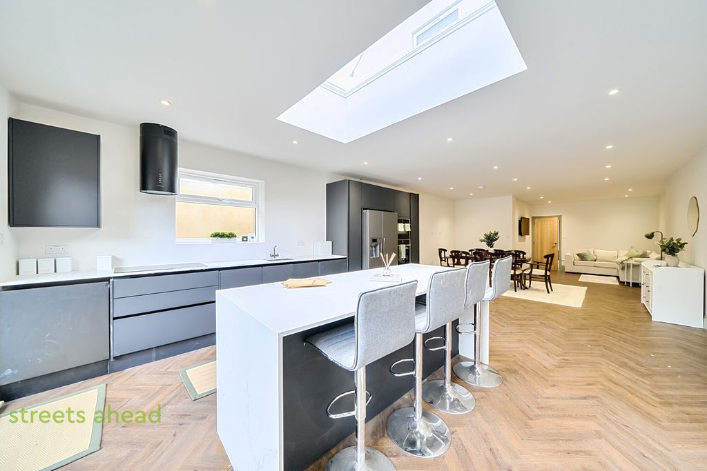 Property photo 1 of 18 E62E8B1c-8E9A-439...