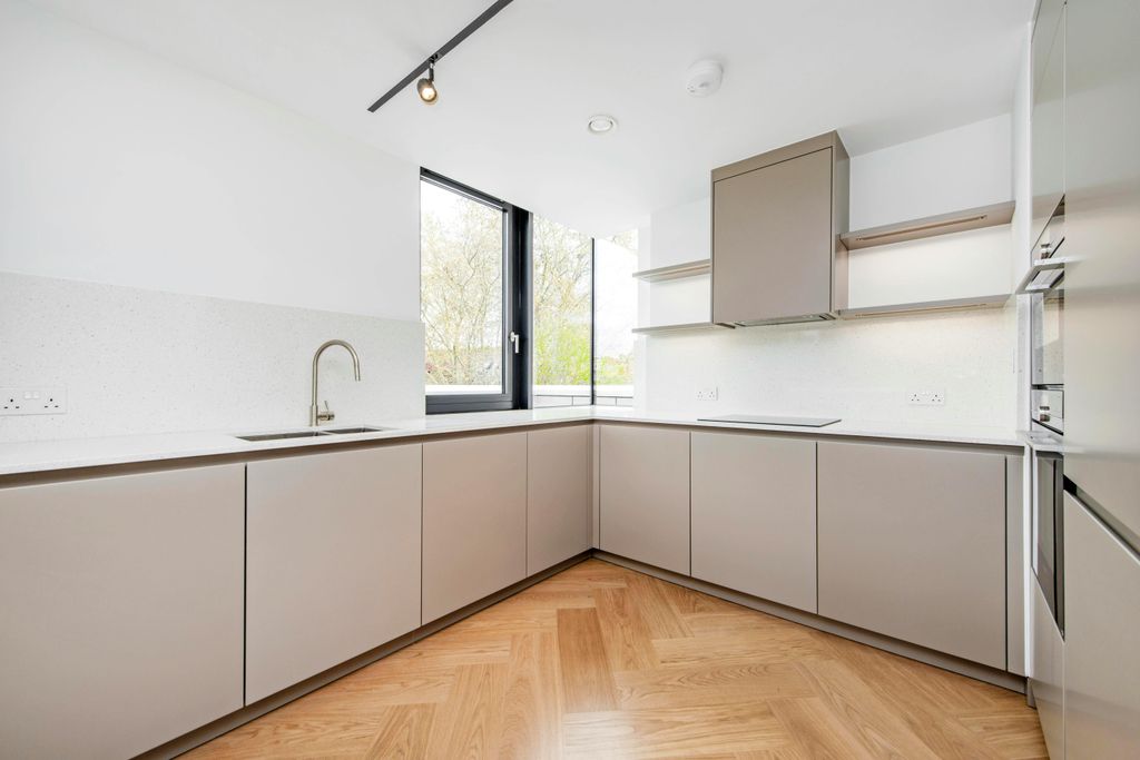 Property photo 3 of 11 Kitchen