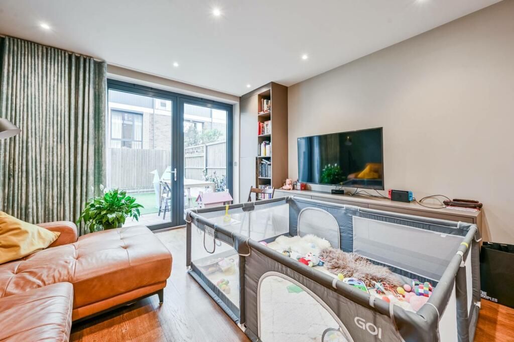 Property photo 2 of 25 Living Room