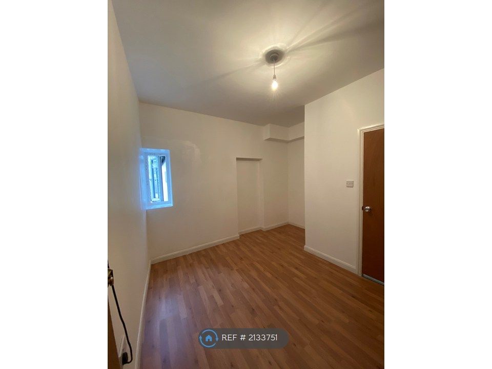 Property photo 2 of 6 Living Room/Kitchen