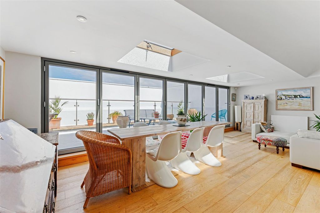 Property photo 2 of 47 90035_1 The Bunker The Parade Caversfield (16).Jpg