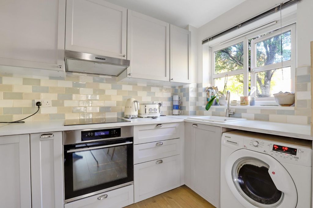 Property photo 3 of 9 05-c334Jhpropworld - 10 Tarragon Grove - 37.Jpg