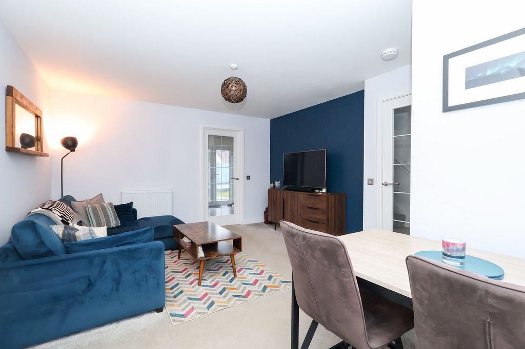 Property photo 3 of 17 Lounge Additional