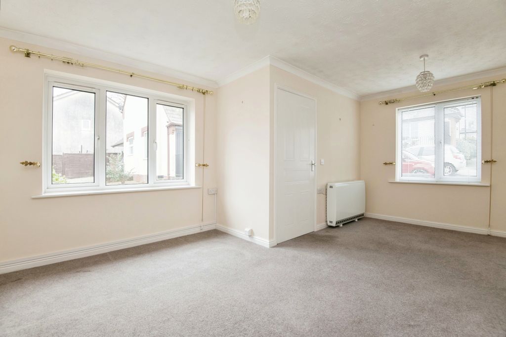 Property photo 3 of 11 Lounge