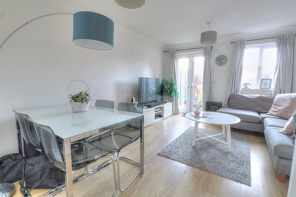 Property photo 2 of 9 Botley Road 123 Sitt Room (Custom).Jpg