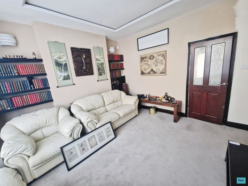 Property photo 3 of 16 Lounge