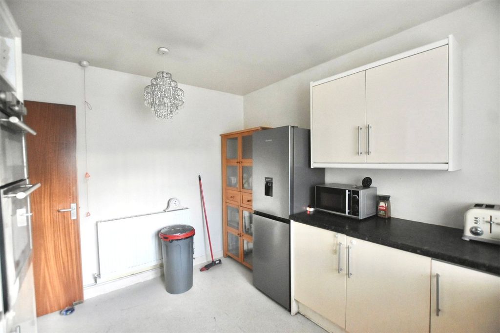 Property photo 3 of 8 Kitchen