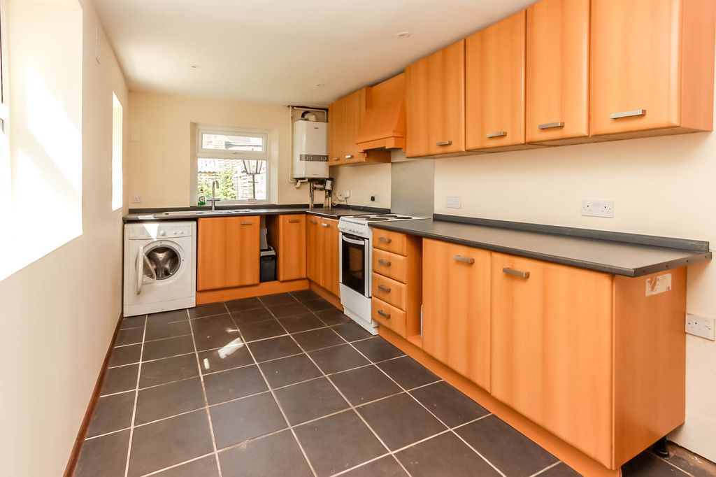 Property photo 3 of 9 Kitchen