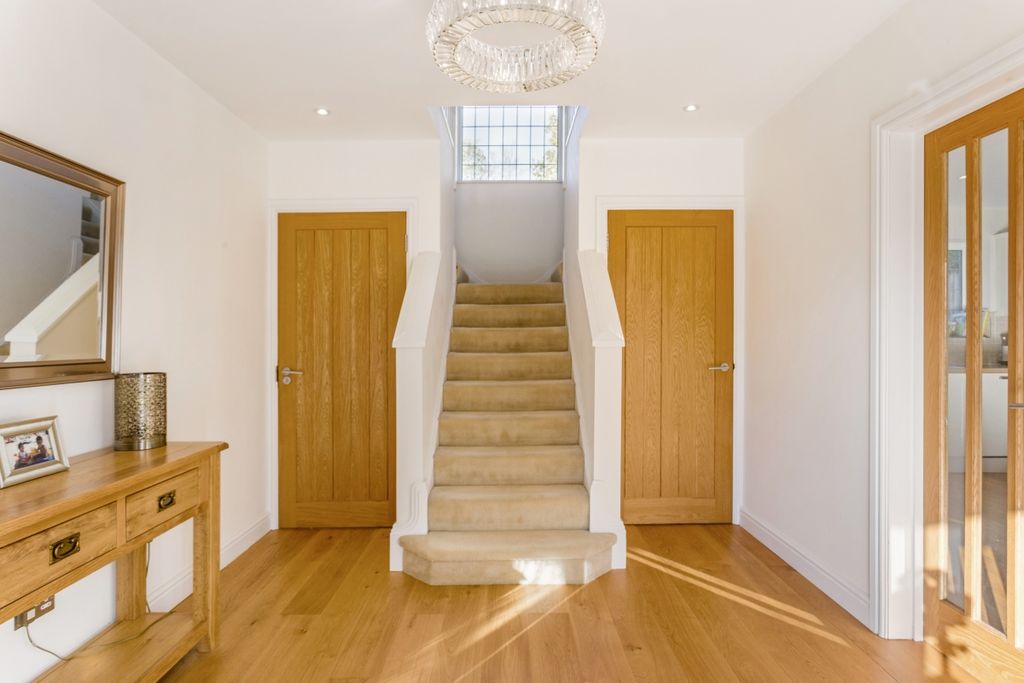 Property photo 2 of 23 73 Dukes Wood Dri...