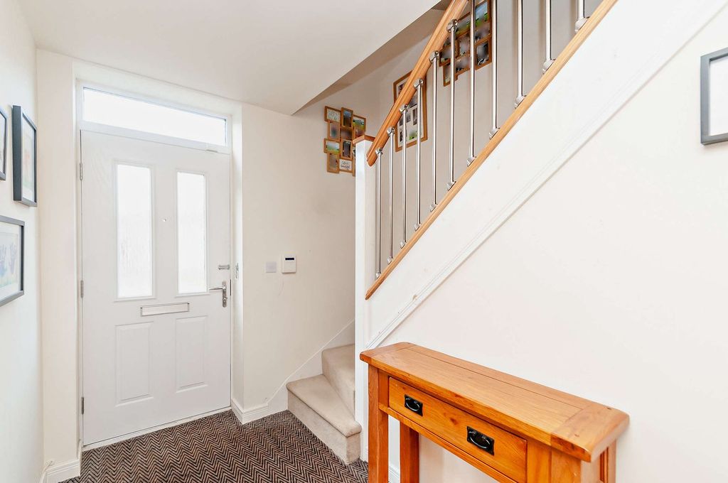 Property photo 2 of 28