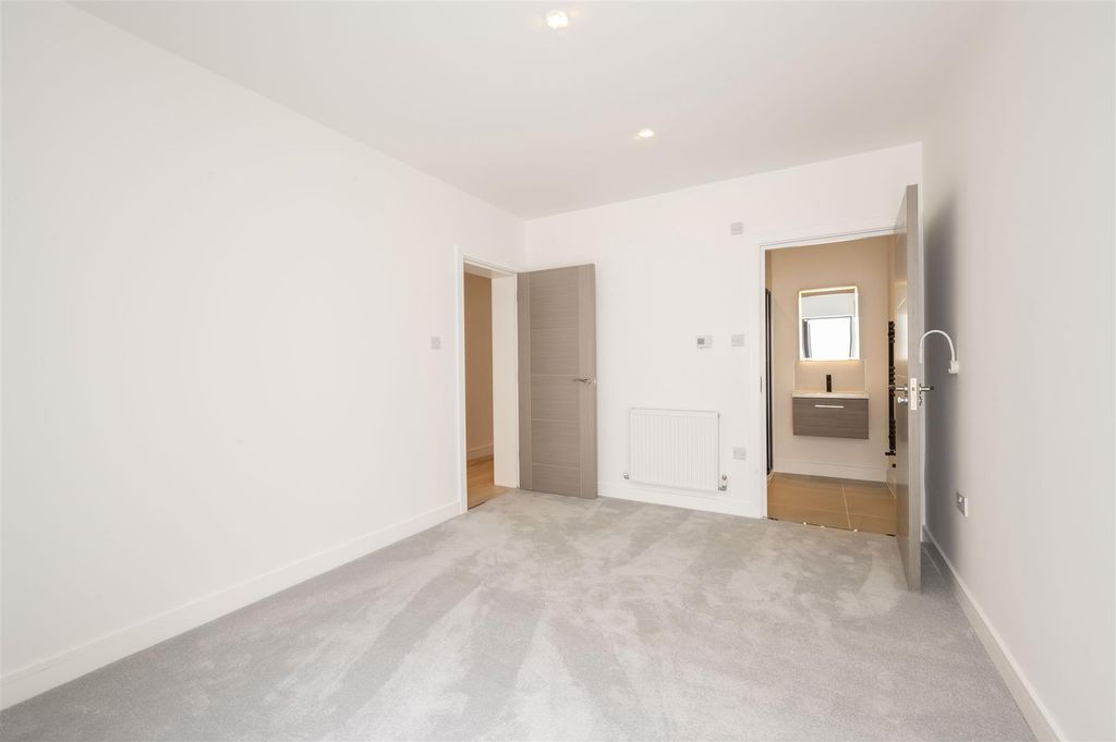 Property photo 3 of 8 Flat 1,15.Jpg